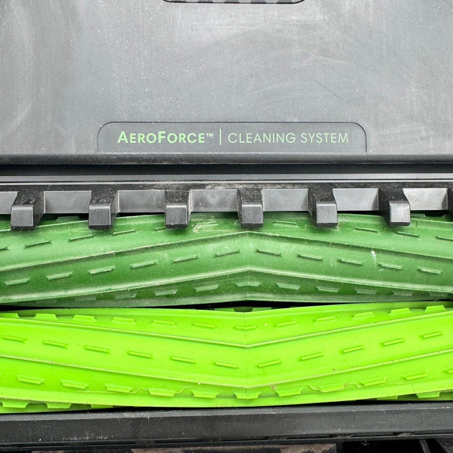 DEFECTIVE iROBOT ROOMBA i1 ROBOT VACUUM *STAYS ON LOOP / BAD BOARD*